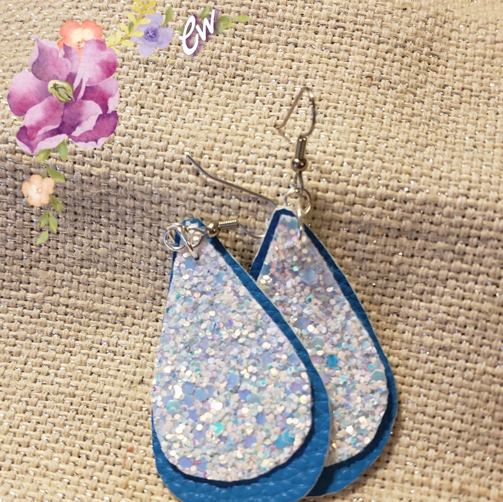 3/$10😍Gorgeous sparkly fabr earrings